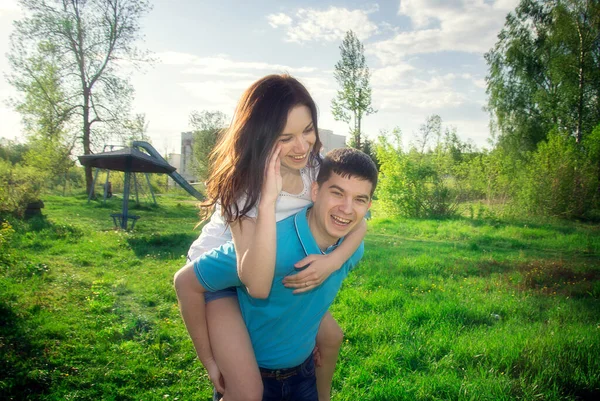 Joven Lleva Hermosa Mujer Sonriente Sobre Espalda Parque Pareja Enamorada — Foto de Stock