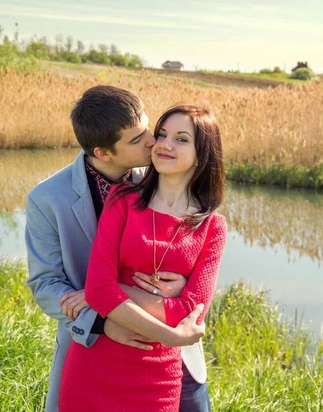 Una Pareja Amorosa Prado Cerca Río Cálido Día Verano Una —  Fotos de Stock