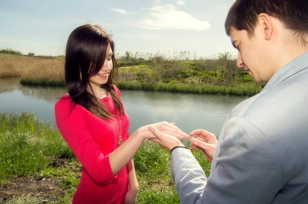 Adam Kızın Parmağına Yüzük Takıyor Onunla Evlenmeyi Teklif Ediyor — Stok fotoğraf