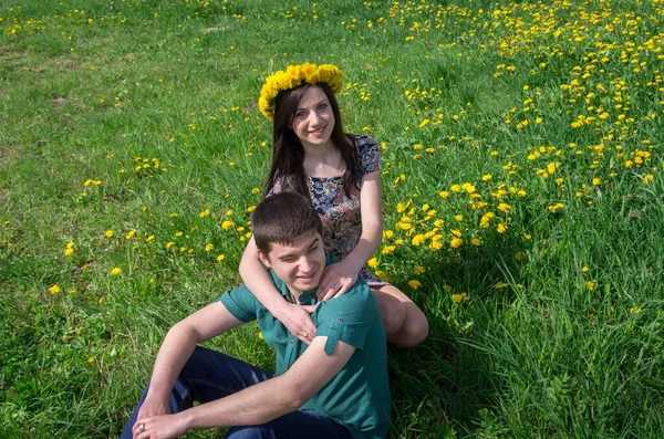 Młody Mężczyzna Kobieta Zakochani Pośród Pola Żółtymi Kwiatami Kwitnących Mniszek — Zdjęcie stockowe