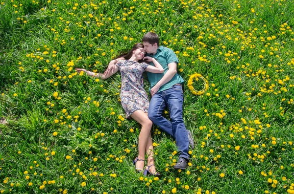 Una Pareja Cariñosa Encuentra Claro Hierba Verde Primavera Con Flores —  Fotos de Stock