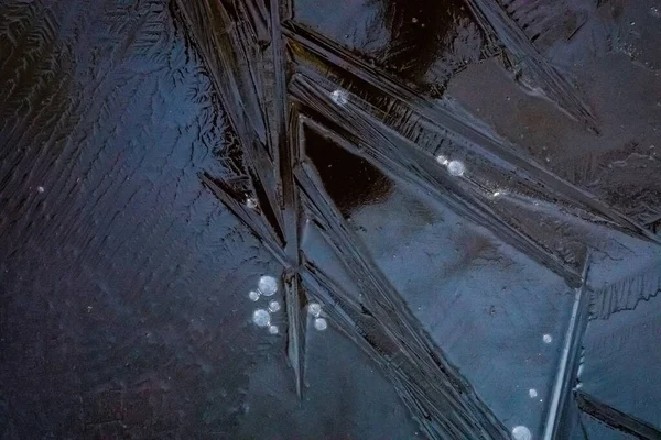 Congelación Hermoso Hielo Charco Con Hojas Secas Naranja Vista Superior — Foto de Stock