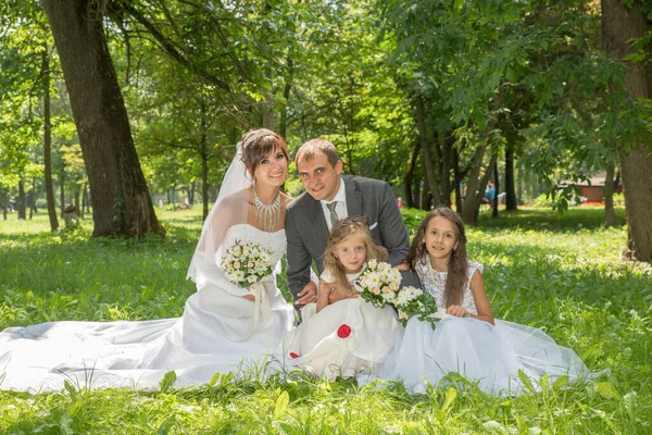 Vőlegény Öltönyben Menyasszony Egy Hosszú Fehér Ruhában Gyerekekkel Nyári Ruhákban — Stock Fotó