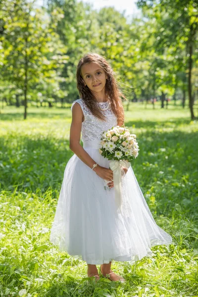 Menina Vestido Branco Com Buquê Flores Parque Verão Imagens Royalty-Free
