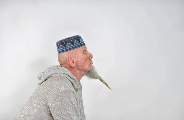 Perfil Hombre Con Una Gorra Oriental Con Una Larga Barba —  Fotos de Stock