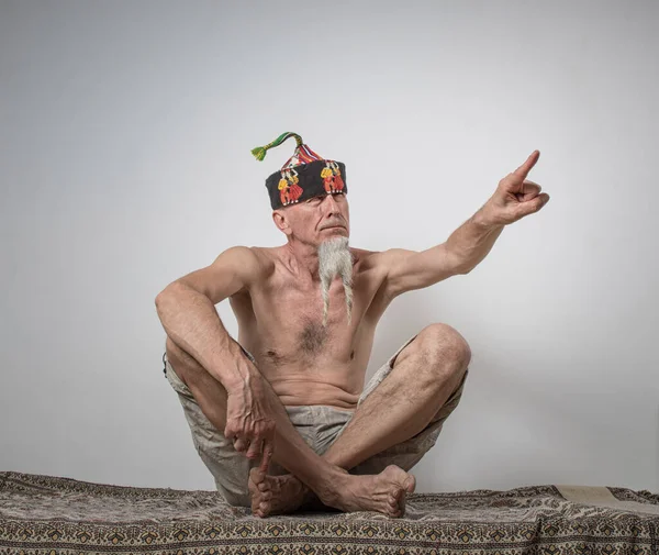 Зрелый Мужчина Ковре Восточном Головном Уборе Длинной Тонкой Бородой Разделенный — стоковое фото