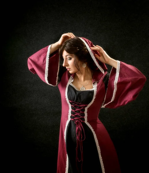 中世のドレスを着た少女の肖像画 歴史衣装 — ストック写真