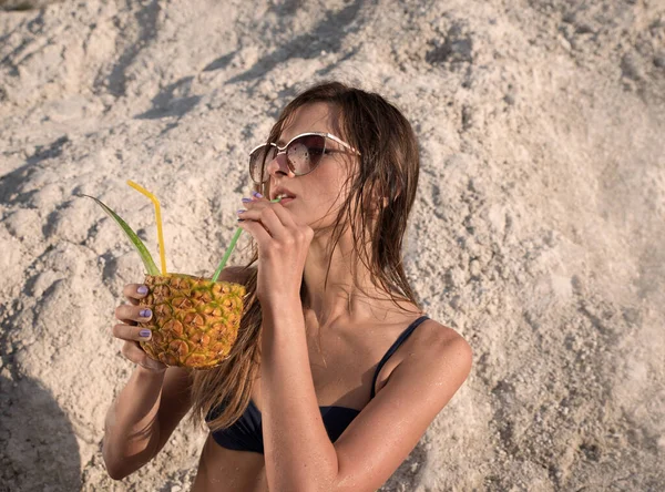 Sommerhitze Ein Mädchen Badeanzug Und Sonnenbrille Mit Einem Cocktail Und — Stockfoto