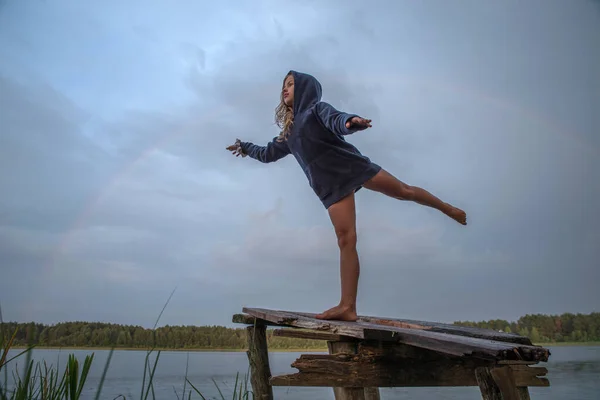 Ragazza Una Rondine Figura Ginnica Contro Cielo Arcobaleno Dopo Pioggia — Foto Stock