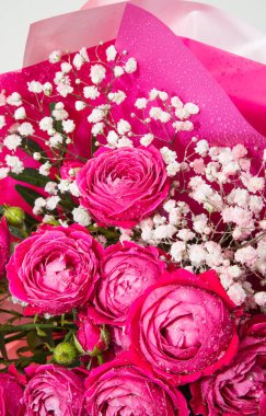 Büyük bir bukette bir sürü kırmızı gül..