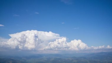 Kümülüs bulutlarının dağların tepelerinde doğuşu ve hareketi.
