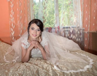 Güzel gelin düğün gününde poz veriyor. Esmer peçeli.