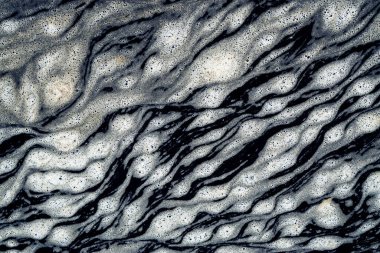 Suda kirli köpük. Soyutlama.