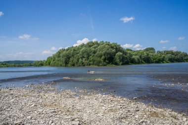 Nehir ve mavi gökyüzü ile yaz manzarası