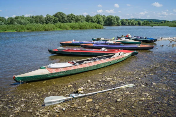 Kayaks Multicolores Orilla Río Montaña Pura — Foto de Stock