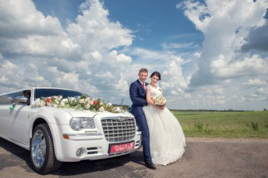 Gelin ve damat limuzinin yanında..
