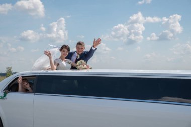 Gelin ve damat limuzinin yanında..