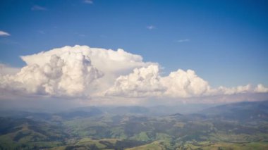 Dağların arasında kümülüs bulutları.