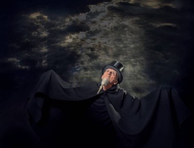 Siyah şapkalı ve siyah cüppeli gizemli bir erkek sihirbazın portresi..