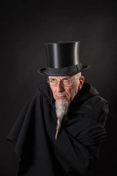 Retrato Misterioso Mago Masculino Con Sombrero Negro Copa Alta Una —  Fotos de Stock