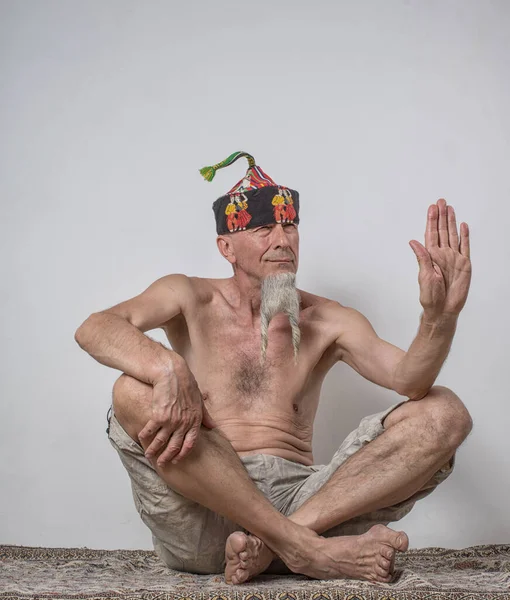 Зрелый Мужчина Ковре Восточном Головном Уборе Длинной Тонкой Бородой Разделенный — стоковое фото