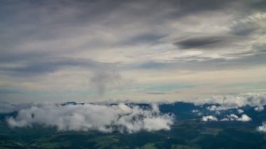 Sabahın köründe dağlarda hareket eden bulutlar..