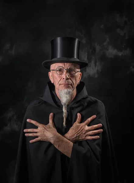 Retrato Misterioso Mago Masculino Con Sombrero Negro Copa Alta Una —  Fotos de Stock