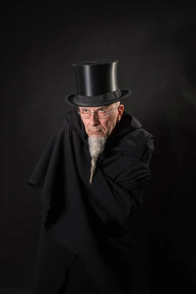 Retrato Misterioso Mago Masculino Con Sombrero Negro Copa Alta Una —  Fotos de Stock