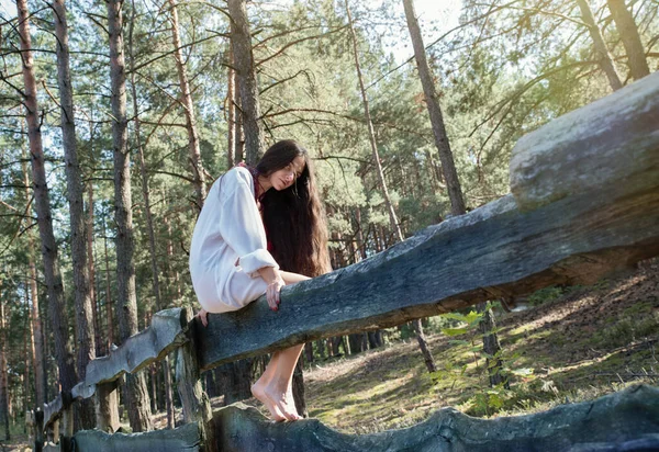 Menina Ucraniana Cabelos Compridos Uma Camisa Nacional Bordada Floresta — Fotografia de Stock