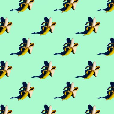 Yeşil arka planda soyulmuş muzların pürüzsüz parlak düz deseni