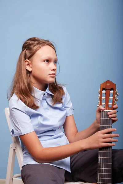 Uma Linda Garota Anos Ensaia Uma Melodia Uma Guitarra Fundo Fotos De Bancos De Imagens