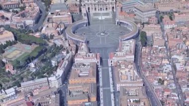 Vatikan 'daki St. Peters Meydanı' nın insansız hava aracından ateş açıldı.