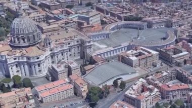 Vatikan 'daki St. Peters Meydanı' nın insansız hava aracından ateş açıldı.