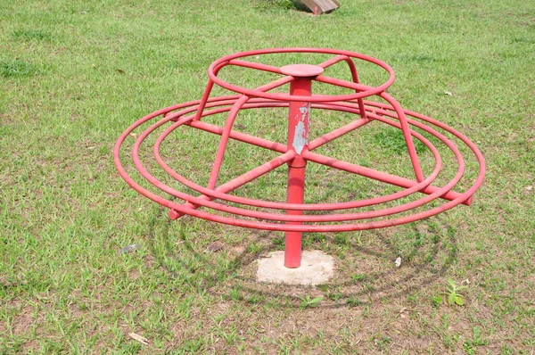 Carrousel Convierte Recorrido Pintado Rojo Hierro Para Niños Ambientado Césped — Foto de Stock