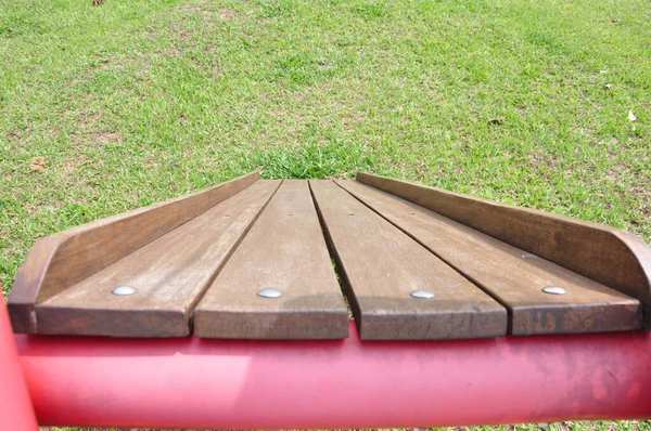 Tobogán Infantil Hecho Hierro Madera Color Rojo Fijado Suelo Hierba — Foto de Stock