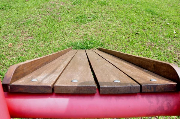 背景に草 ブラジル 南米でトップダウンビューの芝生の床に固定赤の色で鉄と木で作られた子供用スライド — ストック写真