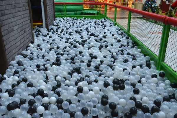 Piscina Bolas Grandes Cantidades Bolas Blanco Negro Para Que Los — Foto de Stock