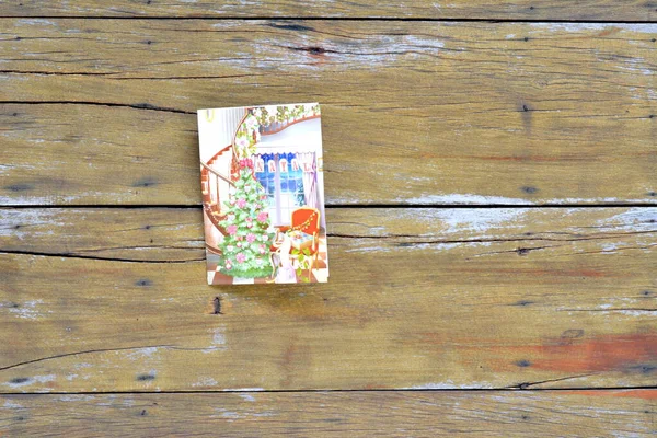 Noel kartı. Brezilya 'da hala posta ofisi aracılığıyla gönderilen küçük kağıt Noel kartı, Noel motifleri, çağ kartı, Brezilya, Güney Amerika, Mutlu Noeller, eski ahşap masa arkaplanı