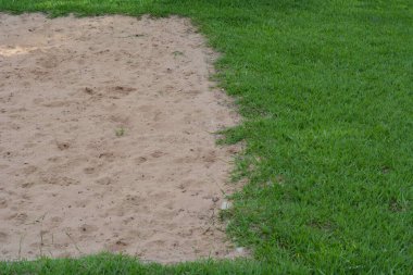 Ayrıntılar. Brezilya, Güney Amerika 'da panoramik tarzda çekilmiş bir eko-turizm çiftliğinde voleybol oynamak için kum ve çimenlik alanı