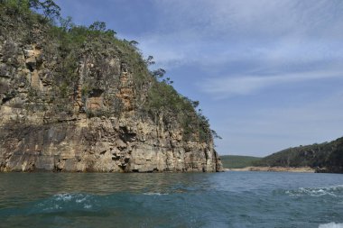 Nehir boyunca yelken açan turistler, Brezilya, Güney Amerika ve panoramik fotoğraflarla dolu birkaç tekneyle