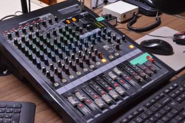 Brezilya, Güney Amerika, Sound table 'daki halk radyo stüdyosunun ses tablosu. Brezilya 'da, Güney Amerika' da, seçici odaklanma ve kontrol düğmeleri olan bir spiker tarafından işletilen bir radyo.
