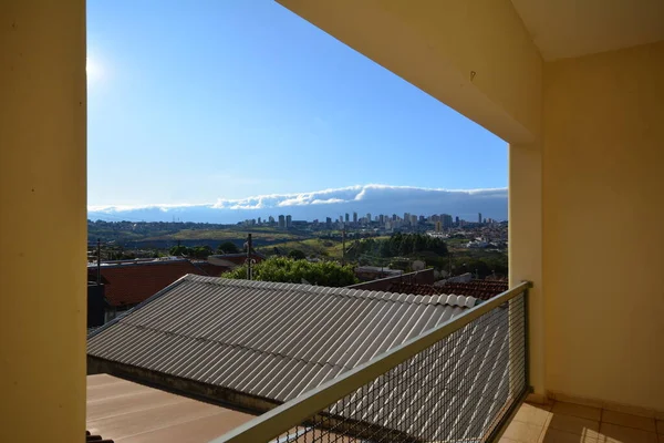 Balkon Blick Auf Die Innenstadt Mit Sonne Kaltfront Wolken Und — Stockfoto