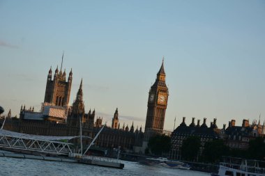 Londra üzerinde günbatımı - batan güneşle aydınlatılan birçok tarihi bina