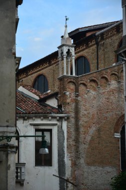 İtalya, Venedik 'in sokaklarını ve mimarisini araştırıyorum. 