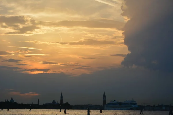 Золотой Свет Заката Над Каналами Венеции Италия — стоковое фото