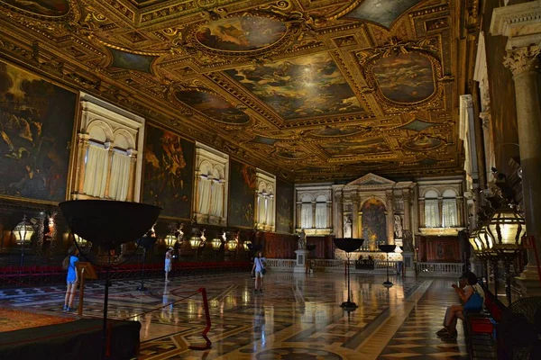 Spacerując Ogromnych Salach Muzeów Wenecji Zdjęcie Stockowe