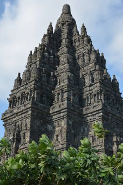Antik Prambanan Tapınağı 'nı ve Endonezya' nın Centra Java kentindeki Sewu 'yu gün batımında keşfediyorum.