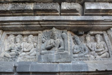 Antik Prambanan Tapınağı 'nı ve Endonezya' nın Centra Java kentindeki Sewu 'yu gün batımında keşfediyorum.