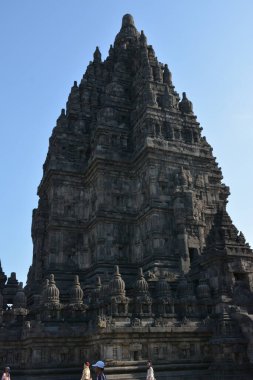 Antik Prambanan Tapınağı 'nı ve Endonezya' nın Centra Java kentindeki Sewu 'yu gün batımında keşfediyorum.
