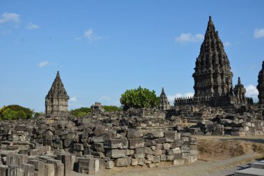 Antik Prambanan Tapınağı 'nı ve Endonezya' nın Centra Java kentindeki Sewu 'yu gün batımında keşfediyorum.